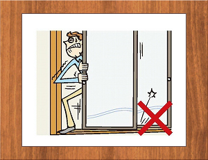 ドアやサッシの枠、引き戸の鴨居・敷居が変形して開閉が困難になります。