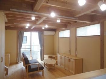 孫達が隠れん坊。　素敵な我家に長く元気でいたいと思います。