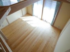 天然木の新築床板