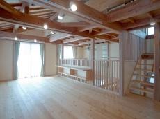 自然素材の家赤松の床板