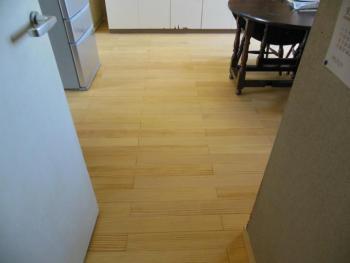 マンションの床を無垢材で張替、快適な空間となりました。